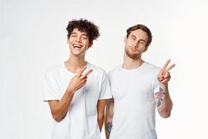 två män är stående Nästa till rena t-tröjor känslor kommunikation studio foto