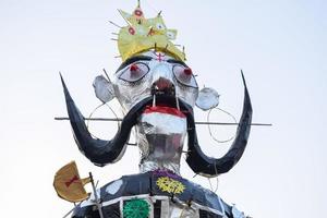 delhi, Indien - januari 16 2023 - ravnans varelse antänds under dussera festival på ramleela jord i delhi, Indien, stor staty av ravana till skaffa sig brand under de rättvis av dussera till fira de seger foto