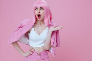 porträtt av en charmig lady ljus smink rosa hår glamour studio modell oförändrad foto