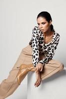 kvinna ljus smink leopard skjorta mode glamour foto