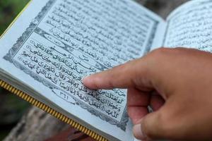 de ädel quran öppen surah skodd foto