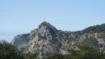 de skön bergen landskap med de grön skog och de bröt ut sten klippa som bakgrund i de landsbygden av de Kina foto