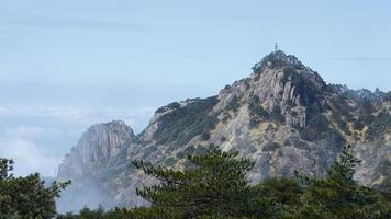 de skön bergen landskap med de grön skog och de bröt ut sten klippa som bakgrund i de landsbygden av de Kina foto