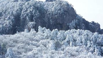 de skön frysta bergen se täckt förbi de vit snö och is i vinter- foto