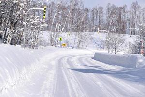 pulver snö på en väg i sapporo, hokkaido japan foto