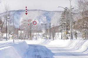 pulver snö på en väg i sapporo, hokkaido japan foto