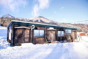 byggnad bland de åka skidor plats foto