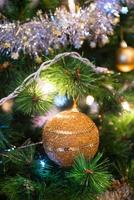 jul träd och dekorationer och lampor foto