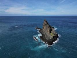 antenn se på klippor i hav på madeira ö, portugal foto