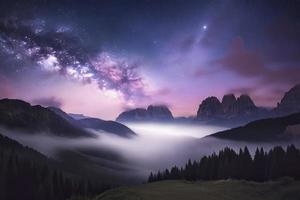 mjölkig sätt över bergen i dimma på natt i sommar. landskap med dimmig alpina berg dal foto