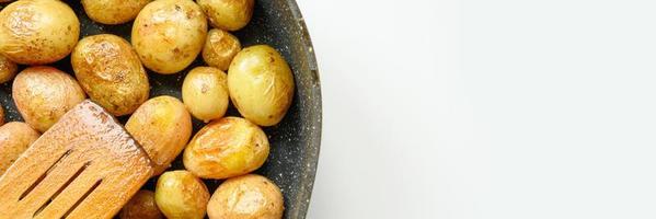 gyllene rostade potatisar i huden foto