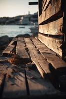 gammal trä- pir på de strand på solnedgång. selektiv fokus foto