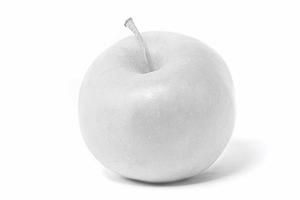 vit äpple på en vit bakgrund. färglös frukt. vinter- frukt foto