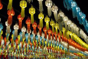 färgrik hängande lyktor belysning på natt himmel i loy krathong festival på nordlig av thailand foto