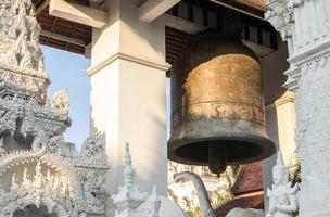 gammal klocka i de tempel av lamphun, thailand foto