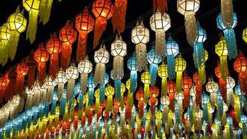 färgrik hängande lyktor belysning på natt himmel i loy krathong festival på nordlig av thailand foto