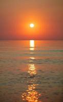 bakgrund solnedgång på de hav vertikalt. skön solnedgång. hav i de kväll. foto