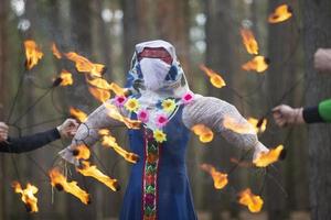 brinnande sugrör fylld karneval, en symbol av vinter- och död i slavic mytologi, hednisk tradition. religiös och folk festival av de öst slavic människor. foto