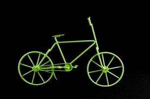 grön cykel isolerat på svart bakgrund foto