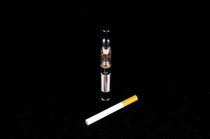 elektronisk cigarett isolerat på svart bakgrund foto