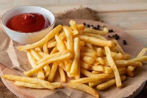 heta gyllene pommes frites med ketchup foto