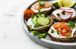 smörgåsar med friska grönsaker och mikrogrönsaker foto