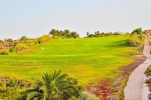 grön golf fält foto