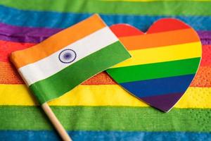 Indien flagga på regnbåge bakgrund flagga symbol av HBTQ Gay stolthet månad social rörelse regnbåge flagga. foto