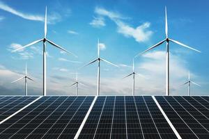 elektricitet kraft i natur. rena energi begrepp. sol- panel med vind turbin och blå himmel bakgrund foto
