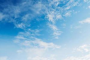 landskap blå himmel med vit moln och solsken foto