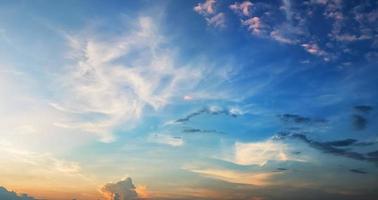 panorama solnedgång med blå himmel och moln bakgrund foto