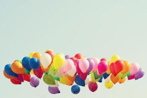 färgrik ballong med blå himmel bakgrund foto