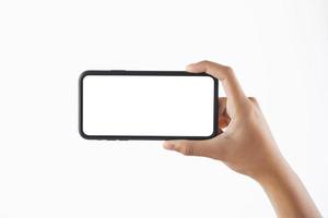 närbild hand kvinna innehav svart smartphone tom skärm isolera på vit bakgrund foto