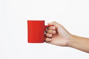 hand innehav röd kaffe kopp isolera på vit bakgrund foto