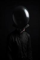 en man gods en svart skjorta omslag hans ansikte med en svart ballong. dölja från problem. generativ ai. foto