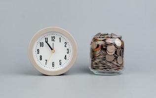 mynt och ett larm klocka besparingar begrepp finansiera finansiera företag foto