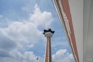 huvud torn på bra agung moské på de semarang central java, när dag tid och blå himmel. de Foto är lämplig till använda sig av för Ramadhan affisch och muslim innehåll media.