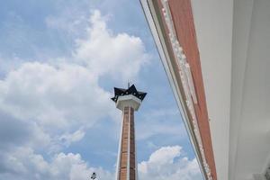 huvud torn på bra agung moské på de semarang central java, när dag tid och blå himmel. de Foto är lämplig till använda sig av för Ramadhan affisch och muslim innehåll media.