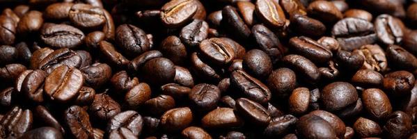 foto makro närbild textur av rostade kaffebönor mörk, kan användas som bakgrund.