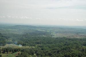 arial se av topp berg central java semarang med blå himmel och molnig vibrafon. de Foto är lämplig till använda sig av för äventyr innehåll media, natur affisch och skog bakgrund.