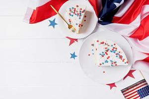 ljuv kaka med USA flagga färgad strössel och stjärnor , flagga bakgrund foto