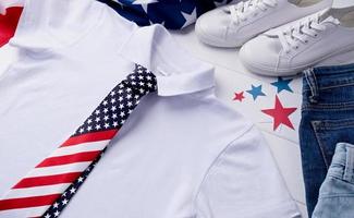 vit polo skjorta med USA flagga för attrapp design, fjärde juli firande foto