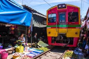 samut songkhram, thailand-sep 12,2017-den känd järnväg marknadsföra eller hopfällbar paraply marknadsföra på maeklong, thailand, ett av känd marknadsföra landmärke i thailand. foto