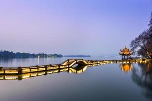 skön hangzhou i solnedgång och gammal paviljong foto