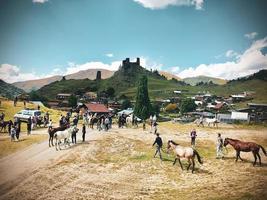 tusheti, georgien 2020 - tushetoba traditionella hästkapplöpning där hästryttare och åskådare samlas på traditionell tushetisk festival foto