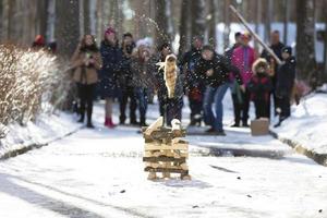 belarus, de stad av gomil, februari 25, 2017. maslenitsa semester.ryska vinter- nationell spel gorodki.vinter etnisk slavic spel. foto