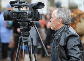 belarus, de stad av gomil, november 21, 2015. de gator av de stad. videographer med en video kamera. foto