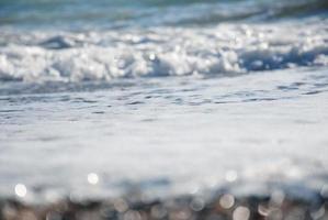 suddigt bakgrund av hav vågor på tömma strand foto