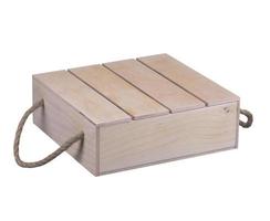 trä- låda med handtag tillverkad av snöre på en vit bakgrund. foto