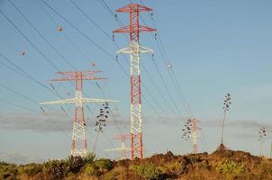 fält med elektrisk pyloner foto